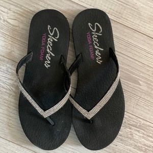 Sketchers Yoga Foam Size 10 Flip Flops-Black